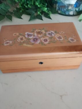Lane Cedar Sample Box 9" X 5" X 3.5". No Key
